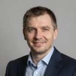 Портрет уверенного российского бизнесмена на нейтральном фоне для сайта компании Самара Принт