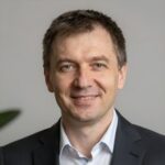 Портрет уверенного российского бизнесмена на нейтральном фоне для сайта компании Самара Принт
