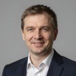 Портрет уверенного российского бизнесмена на нейтральном фоне для сайта компании Самара Принт